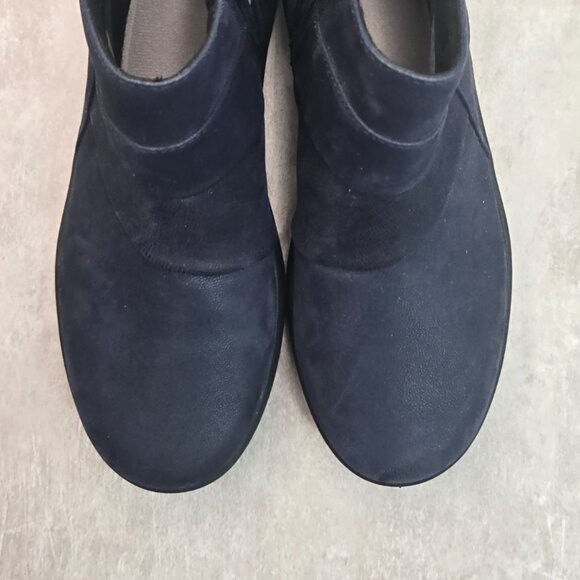 Clarks Ankle Boots Size 7 Navy Blue Minimalist Normcore Casual Comfort Booties - Picture 10 of 10